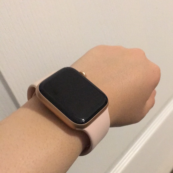 Rose Gold Apple Watch Series 5 - Picture 13 of 17